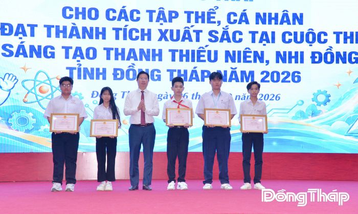 Đồng chí Huỳnh Minh Tuấn trao Bằng khen của UBND tỉnh cho các tập thể và cá nhân.