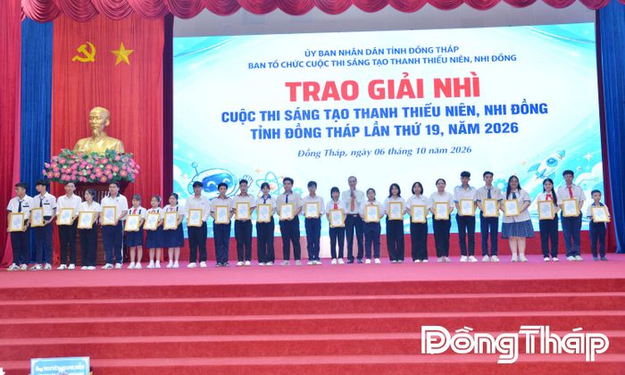 Ban Tổ chức trao giải Nhì cho các tập thể và cá nhân.
