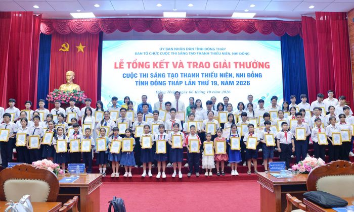 Các đại biểu và học sinh chụp ảnh lưu niệm.