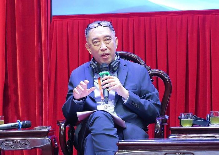 PGS.TS. Eduardo Araral, Trường Chính sách công Lý Quang Diệu, Đại học Quốc gia Singapore.
