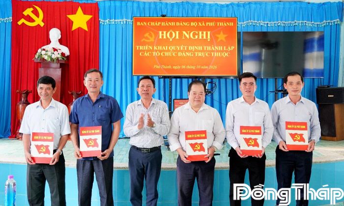 Đồng chí Thạch Văn Dữ trao Quyết định chỉ định Chi ủy Chi bộ Cơ quan Đảng, Bí thư,  Phó Bí thư Chi bộ Cơ quan Đảng nhiệm kỳ 2025 - 2030