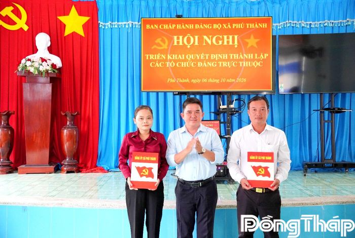 Đồng chí Nguyễn Xuân Nam, Phó Bí thư Đảng ủy, Chủ tịch UBND xã trao Quyết định chỉ định Bí thư, Phó Bí thư Chi bộ Trung tâm Cung ứng Dịch vụ công nhiệm kỳ 2025 - 2030