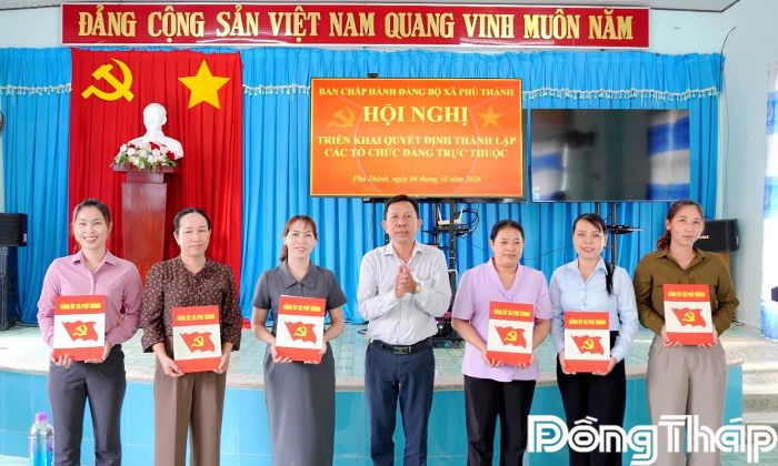 Đồng chí Thạch Văn Dữ trao Quyết định cho Ban Chấp hành Đảng bộ, Bí thư, Phó Bí thư Đảng ủy Trường Mầm non Phú Thành nhiệm kỳ 2025 - 2030
