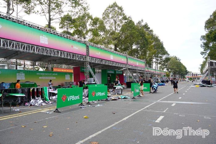 Đơn vị thi công tập trung hoàn thành các hạng mục cho Giải VPBank Đất Sen hồng Music Marathon 2026.