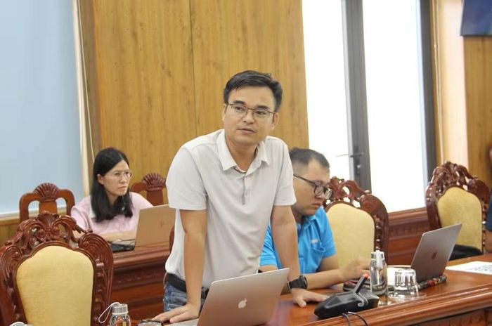 Phóng viên đặt câu hỏi tại họp báo. Ảnh: T.L