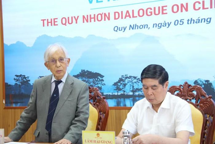 Giáo sư Trần Thanh Vân - Chủ tịch Hội Khoa học Gặp gỡ Việt Nam, Giám đốc ICISE giải đáp một số vấn đề báo chí quan tâm tại họp báo. Ảnh: T.L