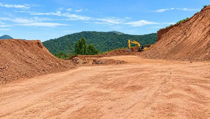 Nhiều địa phương còn lúng túng trong cấp phép hoạt động khoáng sản sau khi được ủy quyền. Ảnh: C.L