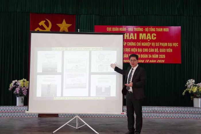  PGS.TS Trần Thành Nam - Hiệu trưởng Trường Đại học Giáo dục (Đại học Quốc gia Hà Nội) giới thiệu chuyên đề Giáo dục đại học trong bối cảnh chuyển đổi số. Ảnh: Phúc Danh 