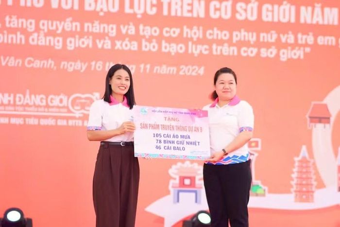  Phó Chủ tịch Hội Liên hiệp phụ nữ tỉnh Phùng Thị Ngọc Tuyết (bìa phải) tại chương trình truyền thông thuộc Dự án 8. Ảnh: NVCC 