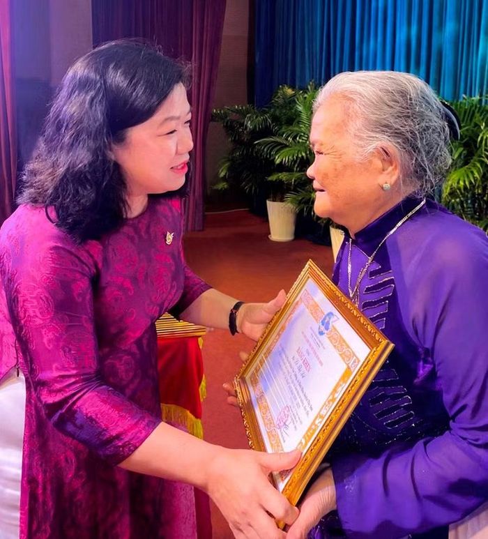  Phó Chủ tịch Hội Liên hiệp phụ nữ tỉnh Phùng Thị Ngọc Tuyết trao bằng khen cho cá nhân tiêu biểu trong học tập và làm theo tư tưởng đạo đức phong cách Hồ Chí Minh giai đoạn 2016 - 2025. Ảnh: NVCC 
