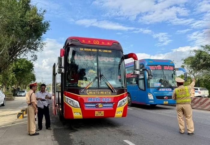  Cảnh sát giao thông kiểm tra nồng độ cồn đối với tài xế lưu thông trên Quốc lộ 1, đoạn qua xã Phù Mỹ. Ảnh: K.A 