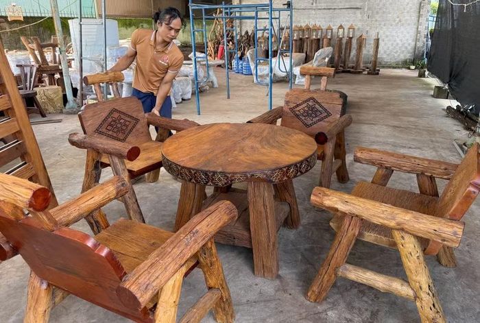  Hoa văn làm tăng giá trị thẩm mỹ cho một bộ bàn ghế bằng gỗ lũa. Ảnh: Minh Châu 