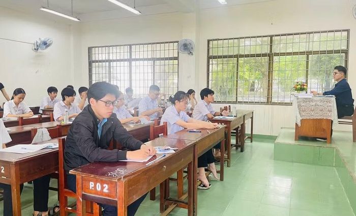 Thí sinh tham dự kỳ thi tại điểm thi Trường THPT chuyên Lê Quý Đôn (phường Quy Nhơn). Ảnh: Hồ Điểm