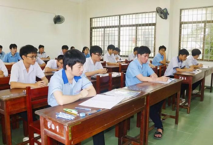 Ngày 6-10, thí sinh thi viết các môn Toán, Vật lý, Hóa học, Sinh học, Ngữ văn, Lịch sử, Địa lý, Tiếng Anh và thi lập trình trên máy vi tính môn Tin học, thời gian làm bài 180 phút. Ảnh: Hồ Điểm