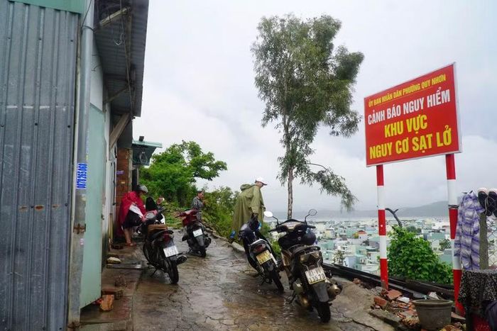  UBND phường Quy Nhơn cắm biển cảnh báo nguy cơ sạt lở trên khu vực núi Một. Ảnh: T.L 