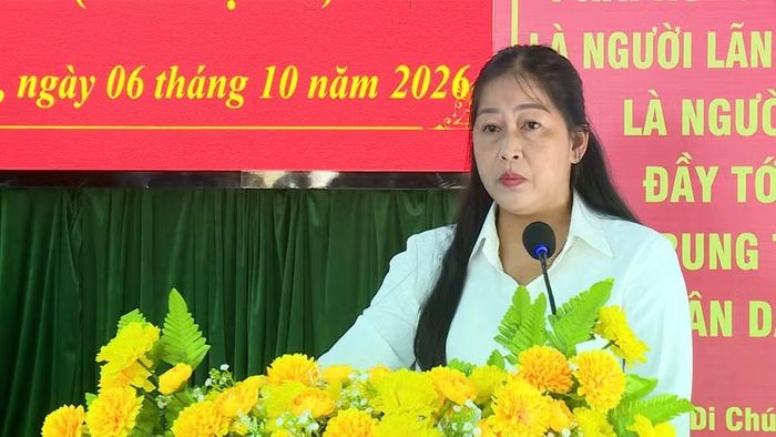 Bà Đinh Thị Minh Hà - Bí thư Đảng ủy, Chủ tịch HĐND xã Hra phát biểu tại hội nghị. Ảnh: Minh Trung