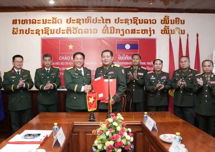  Bộ CHQS tỉnh Gia Lai và Bộ CHQS tỉnh Attapeu ký kết chương trình hợp tác. Ảnh: Đức Dũng 