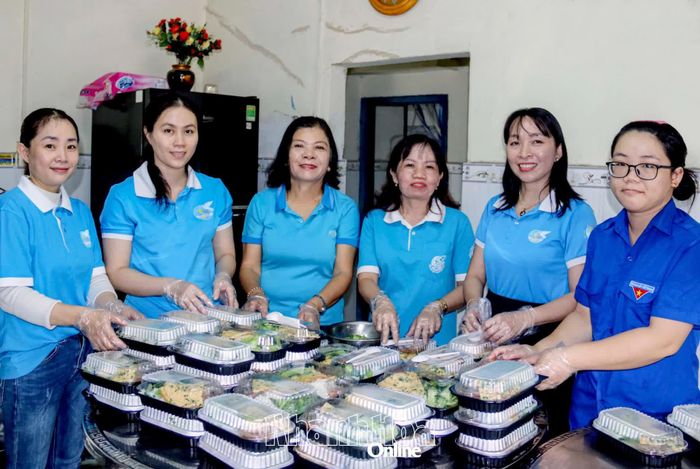 Cán bộ, hội viên cùng chuẩn bị những suất cơm tặng cho người có hoàn cảnh khó khăn.