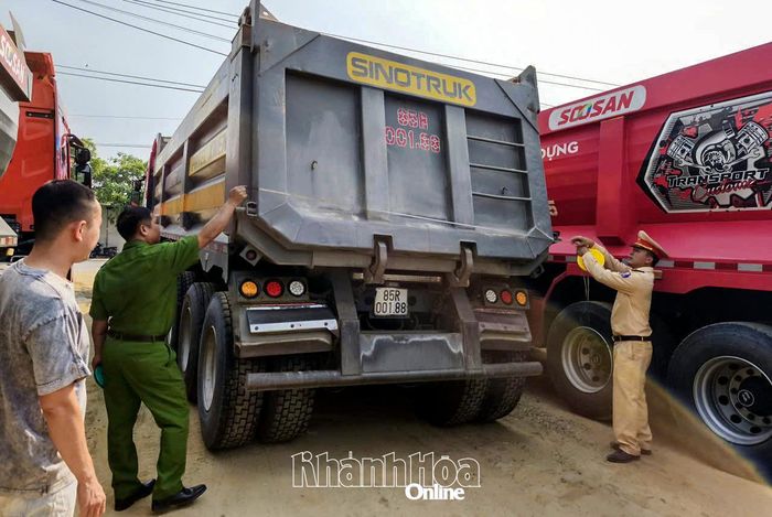 Lực lượng Cảnh sát giao thông kiểm tra thùng xe tải chở vật liệu xây dựng.
