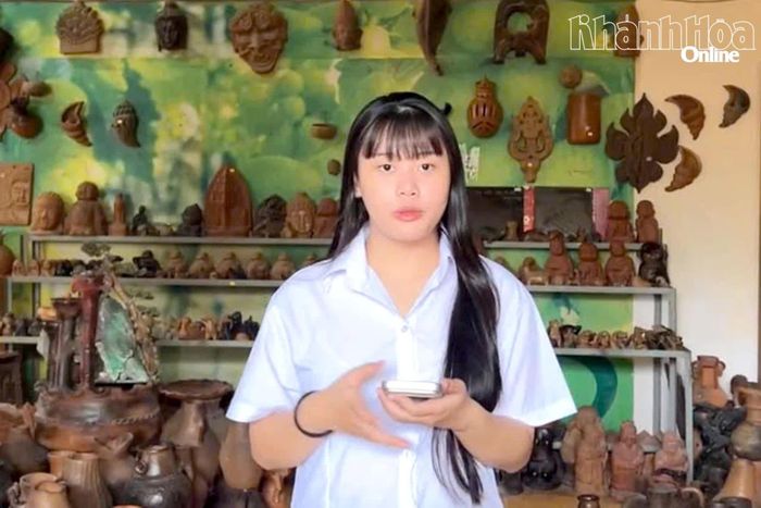 Bạn Lê Phạm Quỳnh Chi trong bài dự thi “ Hơi thở của làng gốm Bầu Trúc”.