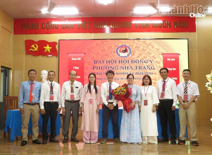 Ban Chấp hành Hội Đông y phường Nha Trang nhiệm kỳ 2026 - 2031 ra mắt tại đại hội.