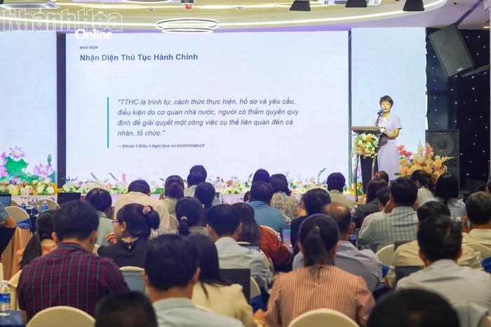 Đại diện Cục Kiểm soát thủ tục hành chính (Bộ Tư pháp) thông tin chuyên đề "Kỹ năng đánh giá tác động TTHC".