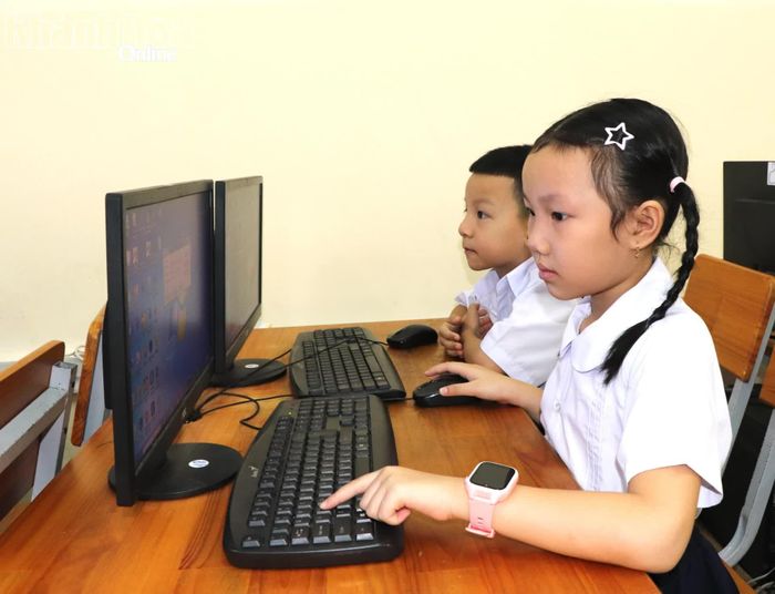 Học sinh Trường Tiểu học Nha Trang (phường Nha Trang) học môn Tin học.