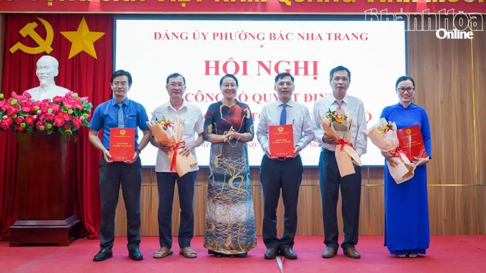 Lãnh đạo phường Bắc Nha Trang trao quyết định thành lập và tặng hoa chúc mừng các tổ chức đảng.