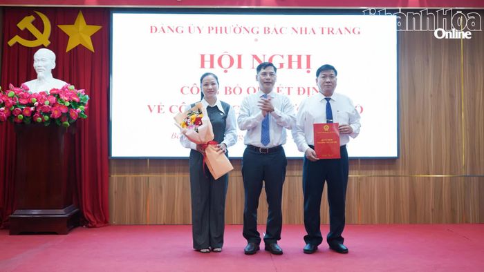 Lãnh đạo phường Bắc Nha Trang trao quyết định thành lập và tặng hoa chúc mừng các tổ chức đảng.