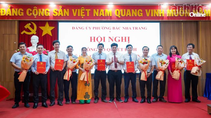 Lãnh đạo phường Bắc Nha Trang trao quyết định thành lập và tặng hoa chúc mừng các tổ chức đảng.