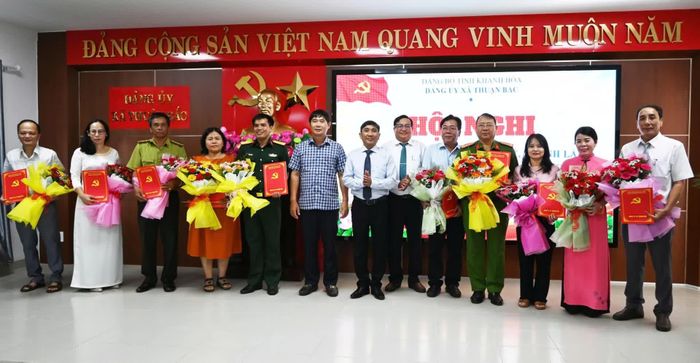 Thường trực Đảng ủy xã tặng hoa chúc mừng và trao các quyết định chuyển mô hình tổ chức đảng trực thuộc Đảng uỷ xã Thuận Bắc.