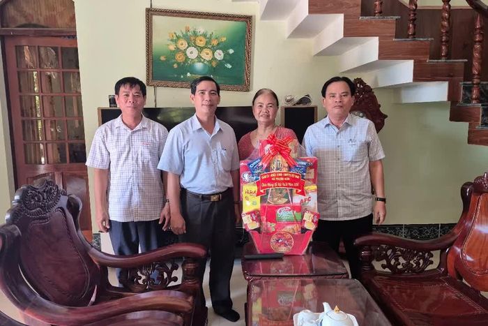 Lãnh đạo xã Phước Hữu tặng quà gia đình ông Châu Thăng Long - tín đồ tiêu biểu (thôn Tân Đức).