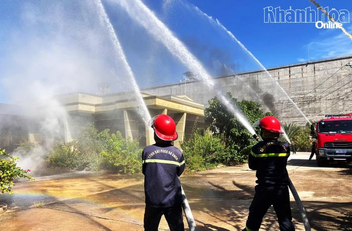 Các chiến sĩ chữa cháy triển khai đội hình dập lửa.