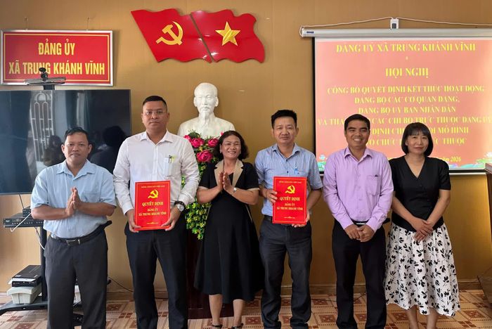 Lãnh đạo xã trao quyết định thành lập các chi bộ trực thuộc.