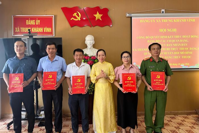 Lãnh đạo xã trao quyết định chuyển đổi mô hình tổ chức đảng cơ sở cho các chi bộ.