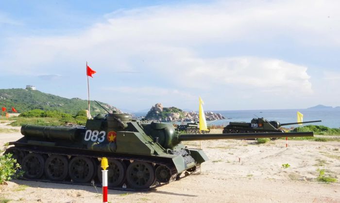 Kíp xe Su-100 thực hành bắn kiểm tra.