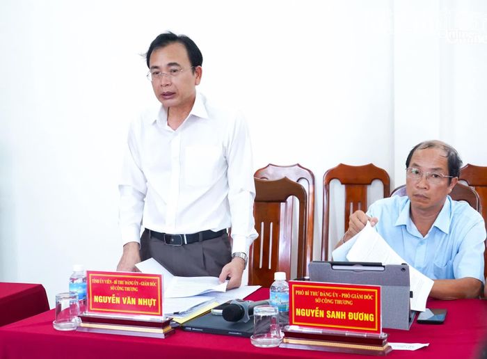 Ông Nguyễn Văn Nhựt - Giám đốc Sở Công Thương báo cáo tình hình thực hiện nhiệm vụ.