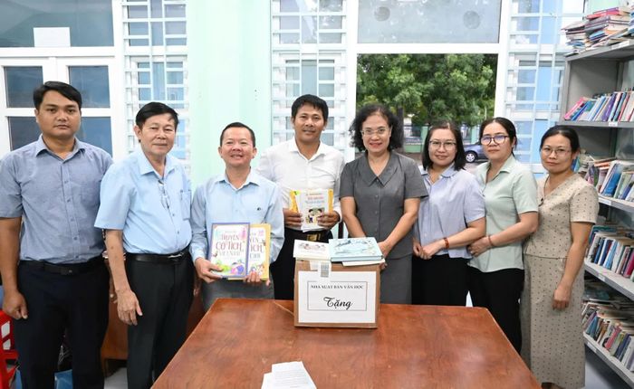 Các thành viên trong đoàn công tác cùng lãnh đạo Thư viện tỉnh, Thư viện xã.