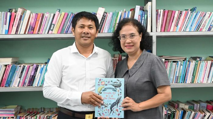 Bà Đoàn Quỳnh Dung tặng thùng sách về các tác phẩm văn học Việt Nam cho xã Thuận Bắc.