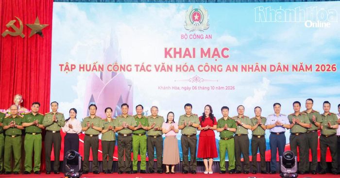 Thiếu tướng Nguyễn Công Bẩy và các đại biểu chụp ảnh lưu niệm.