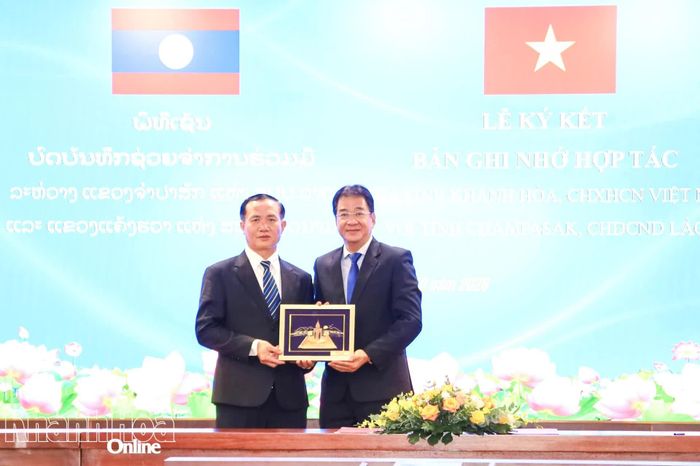 Đồng chí Nguyễn Long Biên tặng quà lưu niệm cho đồng chí Phimphon Phandanouvong.