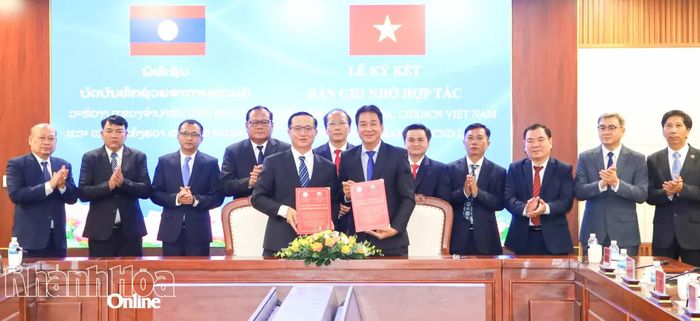 Đồng chí Nguyễn Khắc Hà và các đại biểu chứng kiến đồng chí Nguyễn Long Biên và đồng chí Phimphon Phandanouvong thực hiện nghi thức ký kết biên bản ghi nhớ hợp tác giữa 2 tỉnh.