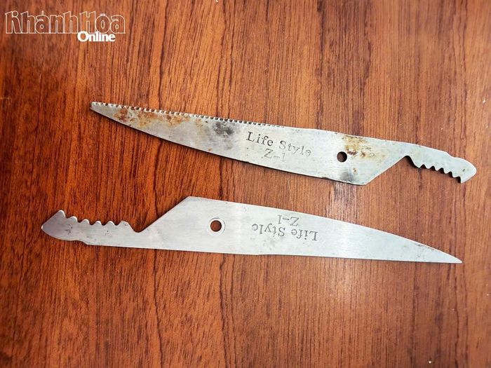 Công an thu giữ lưỡi kéo đối tượng Nhân sử dụng để đe dọa bà Đ.T.H.