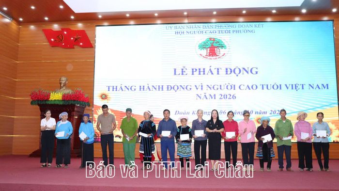 Lãnh đạo UBND phường Đoàn Kết trao quà cho NCT có hoàn cảnh khó khăn.