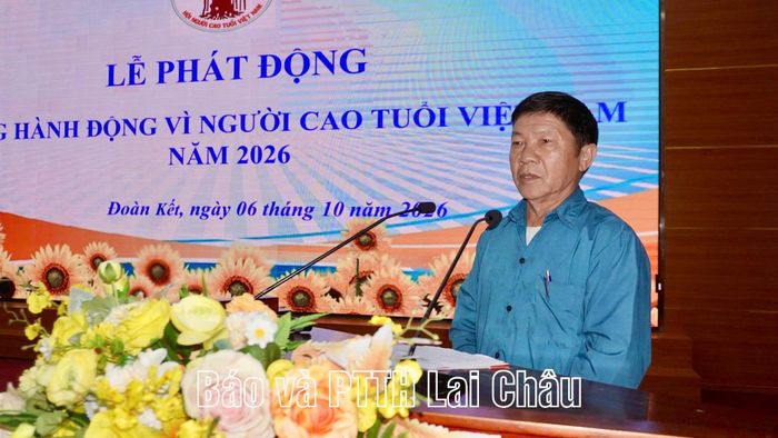 Đại diện Chi hội NCT tổ dân phố Sùng Chô (phường Đoàn Kết) phát biểu hưởng ứng Tháng hành động.