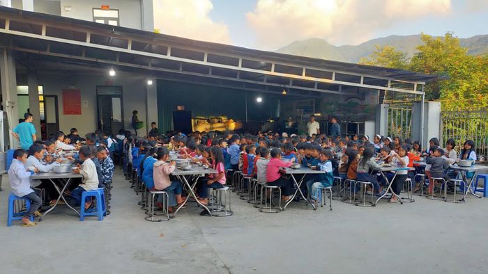 Học sinh bán trú Trường Phổ thông DTBT Tiểu học và THCS Pa Vây Sử ăn trưa tại điểm trường chính (khu vực ăn chưa có mái che).