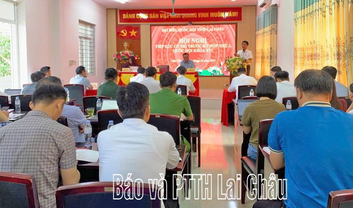 Quang cảnh hội nghị tiếp xúc cử tri.
