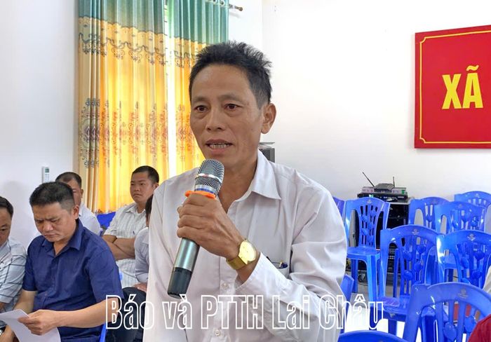 Cử tri ý kiến tại hội nghị tiếp xúc cử tri.