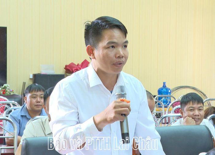 Cử tri ý kiến tại hội nghị tiếp xúc cử tri.