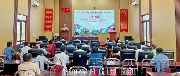 Quang cảnh hội nghị tiếp xúc cử tri.